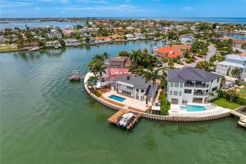 House in Belleair Beach, Florida 3 bedrooms, 299.61 sq.m. № 1657415 - photo 17