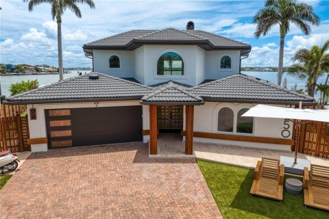 House in Belleair Beach, Florida 3 bedrooms, 299.61 sq.m. № 1657415 - photo 1