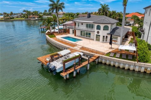 House in Belleair Beach, Florida 3 bedrooms, 299.61 sq.m. № 1657415 - photo 9