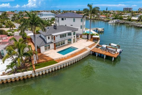 House in Belleair Beach, Florida 3 bedrooms, 299.61 sq.m. № 1657415 - photo 14