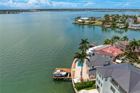 House in Belleair Beach, Florida 3 bedrooms, 299.61 sq.m. № 1657415 - photo 18