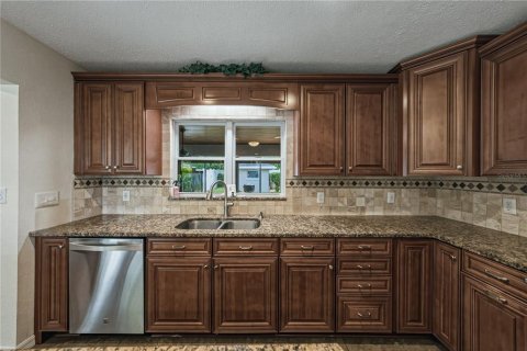 House in Dade City, Florida 2 bedrooms, 143.81 sq.m. № 2291571 - photo 30