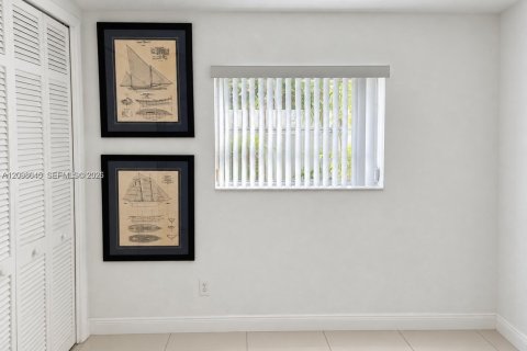 House in Miami, Florida 4 bedrooms, 207.08 sq.m. № 2393095 - photo 20
