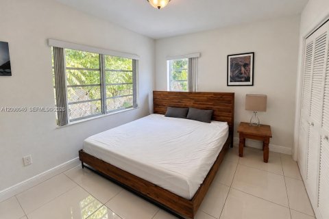 House in Miami, Florida 4 bedrooms, 207.08 sq.m. № 2393095 - photo 11