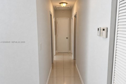 House in Miami, Florida 4 bedrooms, 207.08 sq.m. № 2393095 - photo 12
