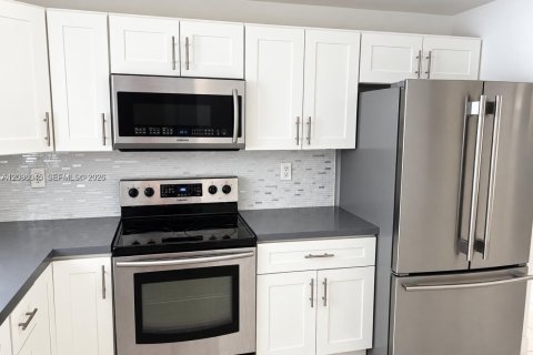 House in Miami, Florida 4 bedrooms, 207.08 sq.m. № 2393095 - photo 6