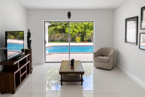 House in Miami, Florida 4 bedrooms, 207.08 sq.m. № 2393095 - photo 3