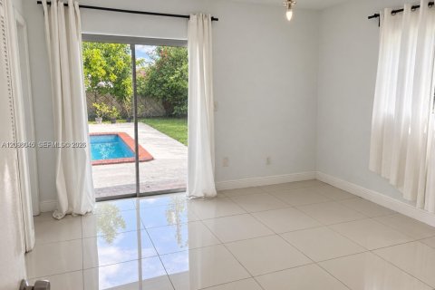 House in Miami, Florida 4 bedrooms, 207.08 sq.m. № 2393095 - photo 14