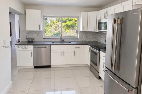 House in Miami, Florida 4 bedrooms, 207.08 sq.m. № 2393095 - photo 5
