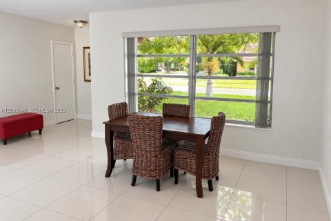 House in Miami, Florida 4 bedrooms, 207.08 sq.m. № 2393095 - photo 4