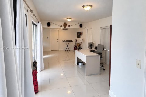 House in Miami, Florida 4 bedrooms, 207.08 sq.m. № 2393095 - photo 8