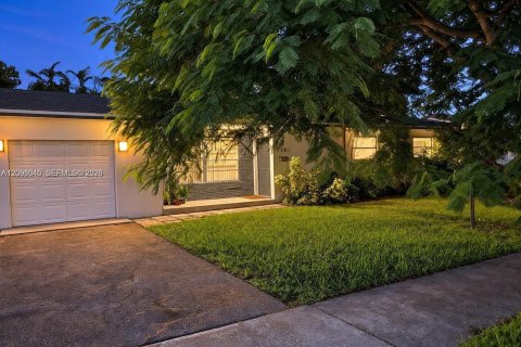 House in Miami, Florida 4 bedrooms, 207.08 sq.m. № 2393095 - photo 23