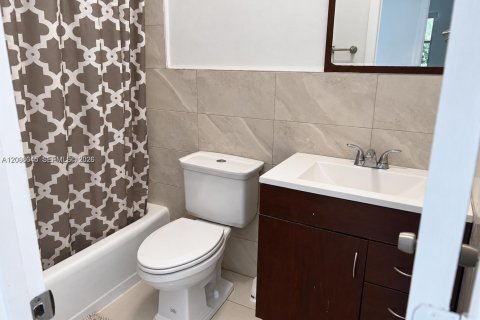 House in Miami, Florida 4 bedrooms, 207.08 sq.m. № 2393095 - photo 16