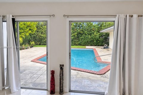 House in Miami, Florida 4 bedrooms, 207.08 sq.m. № 2393095 - photo 9
