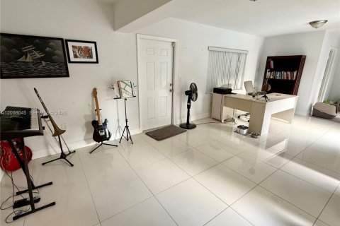 House in Miami, Florida 4 bedrooms, 207.08 sq.m. № 2393095 - photo 7