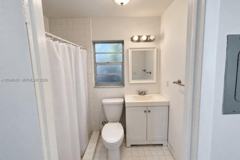 House in Miami, Florida 4 bedrooms, 207.08 sq.m. № 2393095 - photo 13
