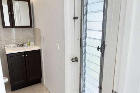 House in Miami, Florida 4 bedrooms, 207.08 sq.m. № 2393095 - photo 17