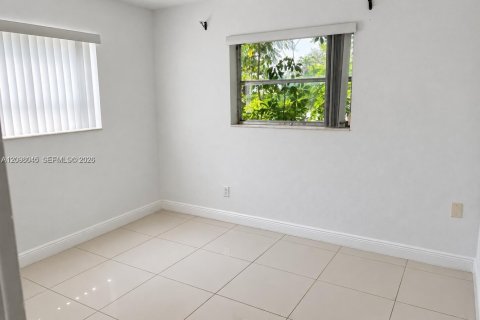 House in Miami, Florida 4 bedrooms, 207.08 sq.m. № 2393095 - photo 18