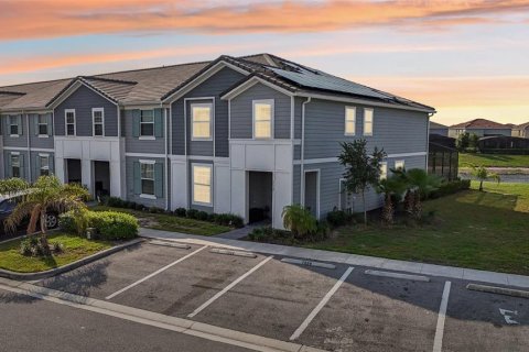 Townhouse in Davenport, Florida 5 bedrooms, 211.91 sq.m. № 1767639 - photo 1