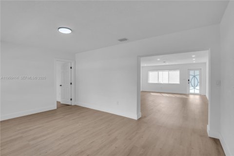 Villa ou maison à vendre à Miami Gardens, Floride: 4 chambres, 157.19 m2 № 2010897 - photo 5