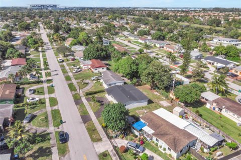 Villa ou maison à vendre à Miami Gardens, Floride: 4 chambres, 157.19 m2 № 2010897 - photo 27