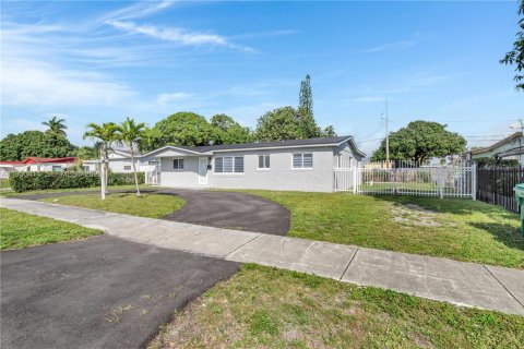 Villa ou maison à vendre à Miami Gardens, Floride: 4 chambres, 157.19 m2 № 2010897 - photo 2