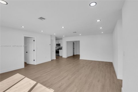 Villa ou maison à vendre à Miami Gardens, Floride: 4 chambres, 157.19 m2 № 2010897 - photo 4