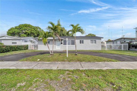 Villa ou maison à vendre à Miami Gardens, Floride: 4 chambres, 157.19 m2 № 2010897 - photo 1