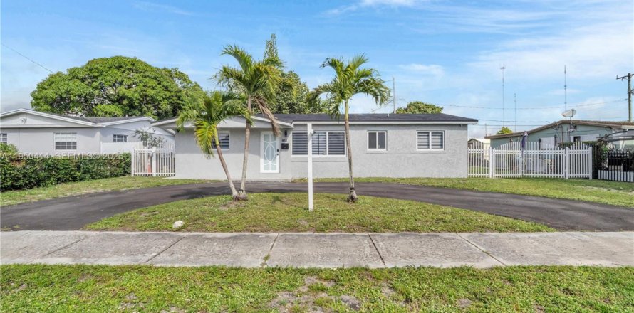 Villa ou maison à Miami Gardens, Floride 4 chambres, 157.19 m2 № 2010897