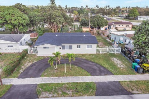 Villa ou maison à vendre à Miami Gardens, Floride: 4 chambres, 157.19 m2 № 2010897 - photo 26