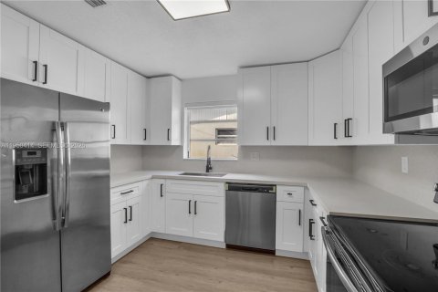 Villa ou maison à vendre à Miami Gardens, Floride: 4 chambres, 157.19 m2 № 2010897 - photo 8