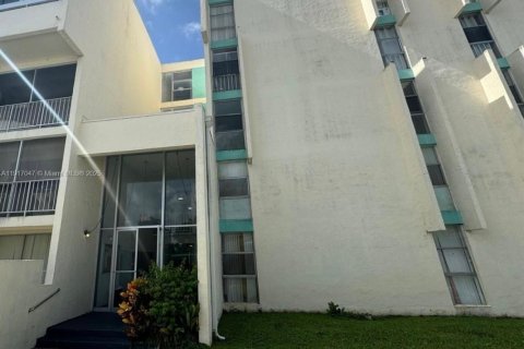 Condo in Lauderhill, Florida, 2 bedrooms  № 1973831 - photo 1