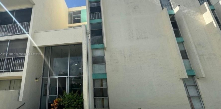Condo in Lauderhill, Florida, 2 bedrooms  № 1973831