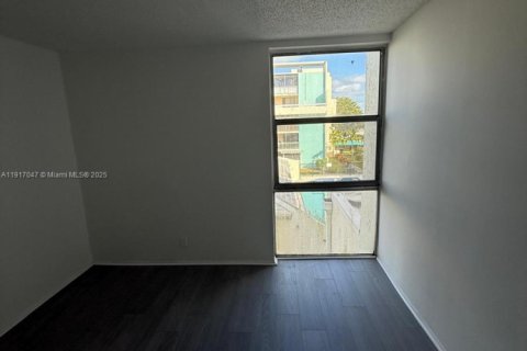 Condo in Lauderhill, Florida, 2 bedrooms  № 1973831 - photo 11