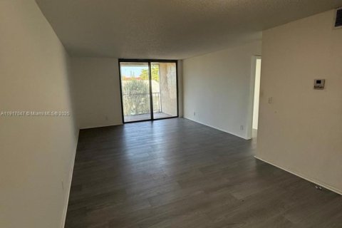 Condo in Lauderhill, Florida, 2 bedrooms  № 1973831 - photo 12