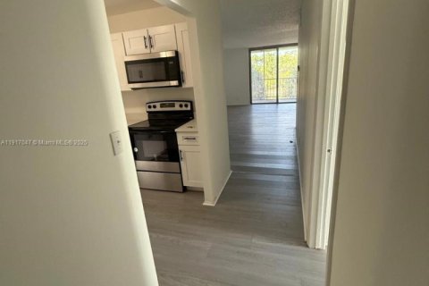 Condo in Lauderhill, Florida, 2 bedrooms  № 1973831 - photo 4