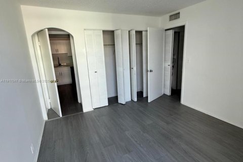 Condo in Lauderhill, Florida, 2 bedrooms  № 1973831 - photo 10