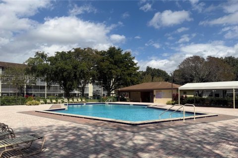 Снять в аренду кондоминиум в Пемброк-Пайнс, Флорида 1 спальня, 63.64м2, № 2035878 - фото 2