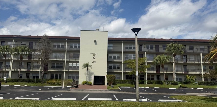 Кондоминиум с 1 спальней в Пемброк-Пайнс, Флорида № 2035878