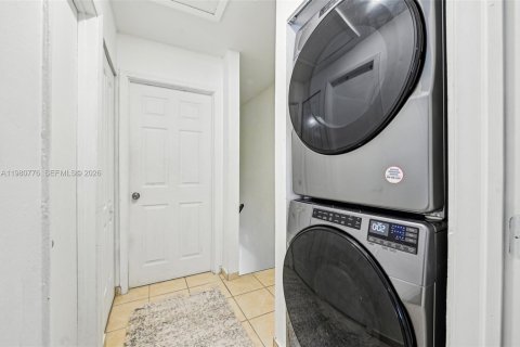 Adosado en venta en Miami, Florida, 2 dormitorios, 92.9 m2 № 2079711 - foto 23