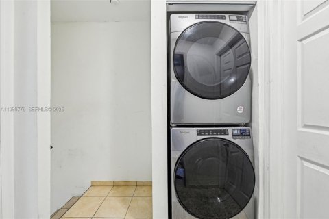 Adosado en venta en Miami, Florida, 2 dormitorios, 92.9 m2 № 2079711 - foto 25