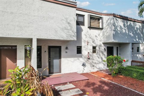 Adosado en venta en Miami, Florida, 2 dormitorios, 92.9 m2 № 2079711 - foto 2