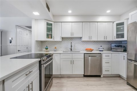 Condominio en venta en Miami, Florida, 2 dormitorios, 121.98 m2 № 1711213 - foto 4