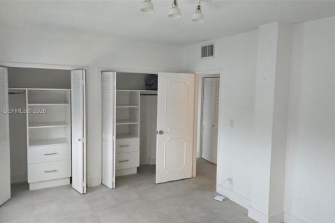 Condo in Bay Harbor Islands, Florida, 1 bedroom  № 2000300 - photo 17