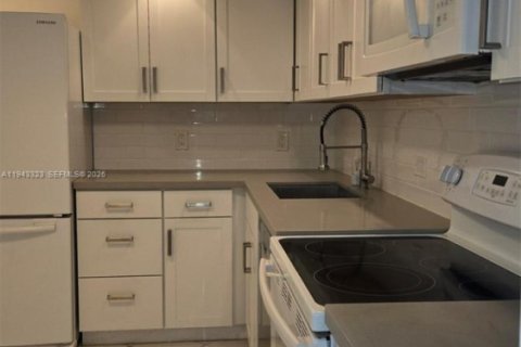 Condo in Bay Harbor Islands, Florida, 1 bedroom  № 2000300 - photo 14