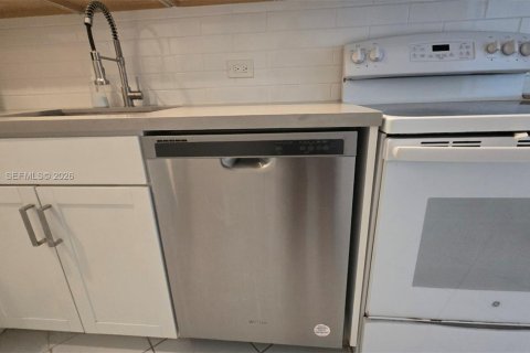 Condo in Bay Harbor Islands, Florida, 1 bedroom  № 2000300 - photo 23