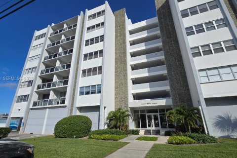 Condo in Bay Harbor Islands, Florida, 1 bedroom  № 2000300 - photo 2