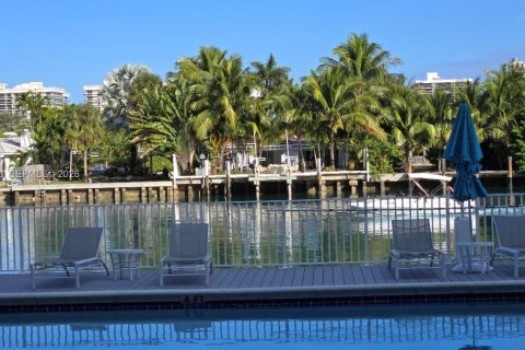 Condo in Bay Harbor Islands, Florida, 1 bedroom  № 2000300 - photo 6