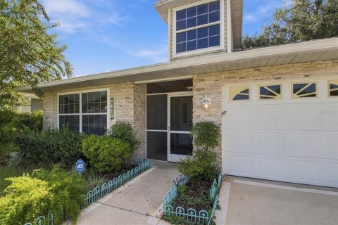 House in Tavares, Florida 3 bedrooms, 154.4 sq.m. № 2391536 - photo 2