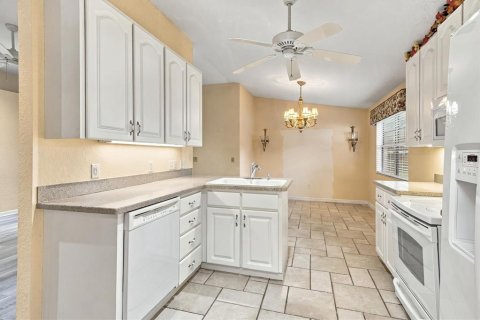 House in Tavares, Florida 3 bedrooms, 154.4 sq.m. № 2391536 - photo 10